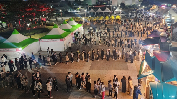 푸드트럭 앞에 줄을 선 시민들/사진=박동혁 기자