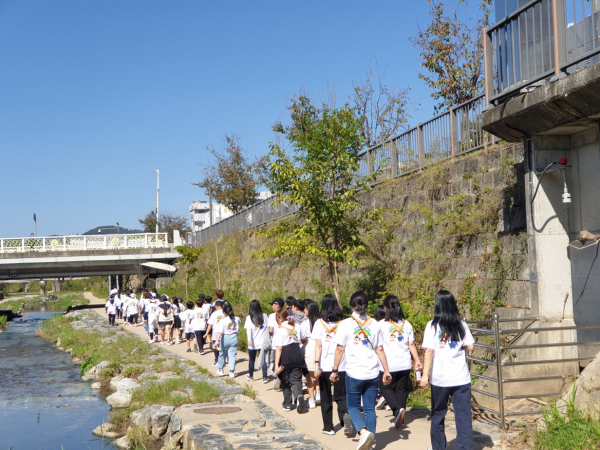 제민천 산책길을 따라 ‘함께 걷기’ 캠페인 개최 모습