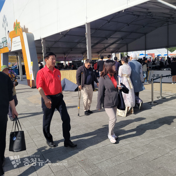 박범인 금산군수는 축제장 이곳저곳을 살피며 분주한 모습을 보였다. / 조홍기 기자