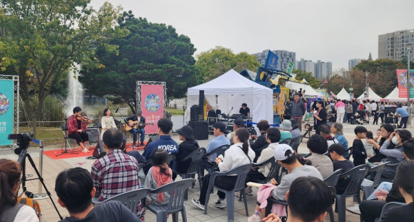 버스킹 공연을 즐기는 관람객들/사진=박동혁 기자