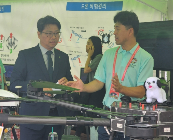 드론 체험부스를 찾아 설명을 듣는 신동헌 천안시 부시장/사진=박동혁 기자