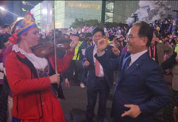 외국인 관람객과 함께 댄스를 선보이는 박상돈 시장/사진=박동혁 기자
