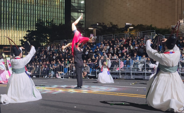 거리댄스 퍼레이드 공연 장면/사진=박동혁 기자