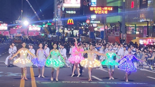 거리댄스 퍼레이드 공연 장면/사진=박동혁 기자