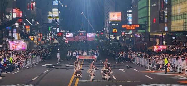 거리댄스 퍼레이드 공연 장면/사진=박동혁 기자