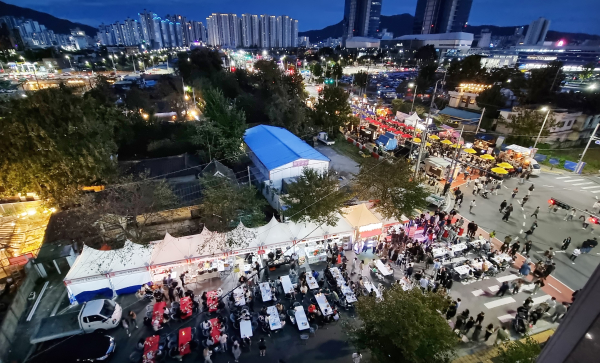 대전 동구동락 축제를 찾은 관람객들이 소제동 전통나래관 앞에 마련된 프리미엄 야시장을 즐기고 있다.