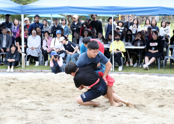 지난 7일 유림공원에서 제1회 유성구청장배 씨름 대회가 개최된 가운데, 초등학생들이 씨름을 하고 있다.