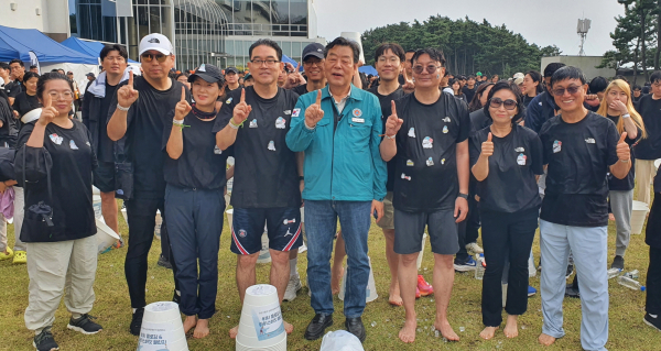 가세로 태안군수, 루게릭병 환자 위한 챌린지 동참 모습