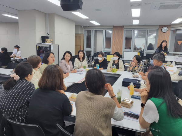 지난 9월 25일 학부모지원센터에서 지속가능발전교육 실천단 연수가 진행되고 있다.