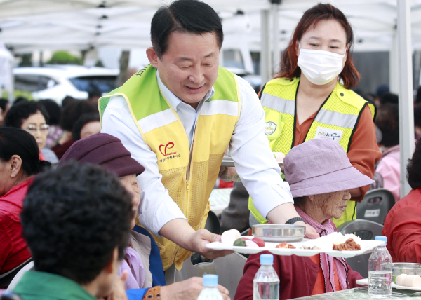 11일 둔산3동 보라아파트에서 열린 사랑의 밥차 행사 장면