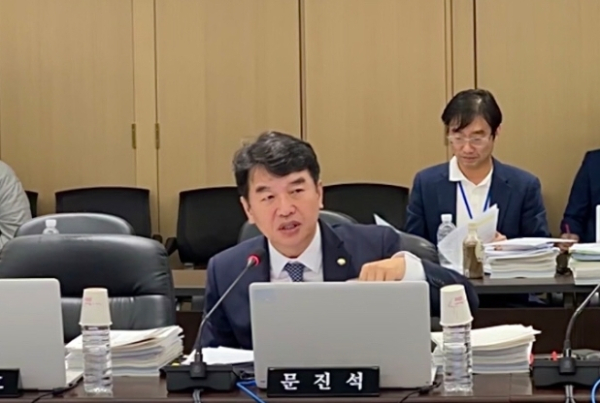 국정감사를 진행하고 있는 문진석 의원/의원실 제공