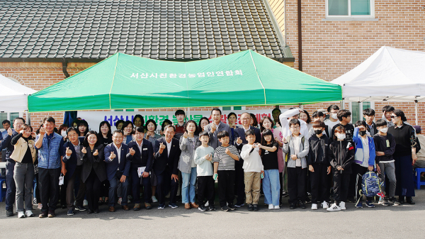 지난 11일 음암면 탑곡교회 일원에서 열린 학교급식 관계자 친환경농산물 영농체험 행사 단체사진