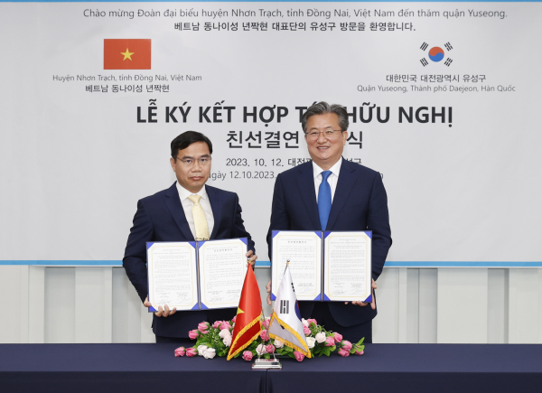 유성구가 12일 구청 대회의실에서 베트남 동나이성 년짝현과 친선결연 협약을 체결한 가운데, 정용래 유성구청장(오른쪽)과 레탄미 당서기(왼쪽)이 기념촬영