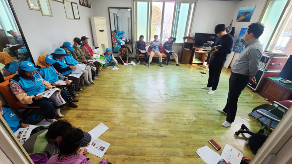 13일 고파도리 마을회관에서 열린 주민 설명회 모습