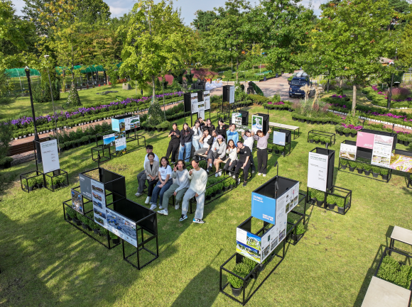 한밭대학교 산업디자인학과 팝업 갤러리 프로젝트 참여 학생들 기념촬영