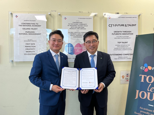 한국농수산식품유통공사-CJ푸드빌 미국법인 MOU 체결 * 한국농수산식품유통공사 김춘진 사장(우측), CJ푸드빌 미국법인 안헌수 대표(좌측)