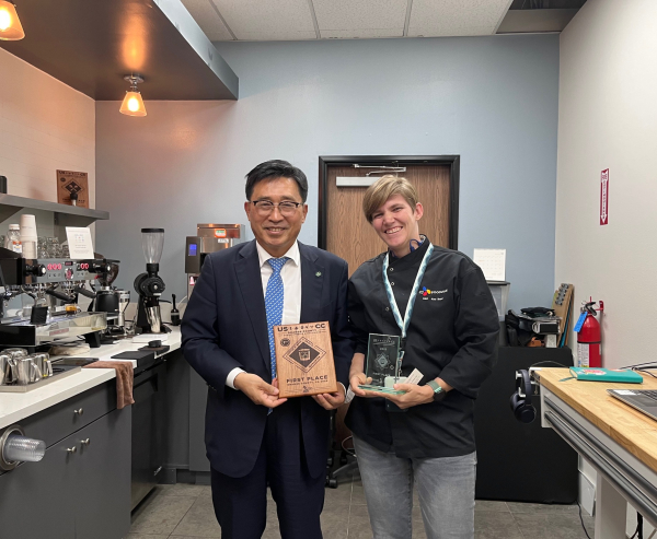 CJ푸드빌 소속 미국 커피 대회 우승자와 기념 촬영 * 한국농수산식품유통공사 김춘진 사장(좌측), CJ푸드빌 미국법인 알렉산드라 해거 연구원 겸 미국 커피 챔피언십(USCC) 오렌지카운티 우승자(우측)