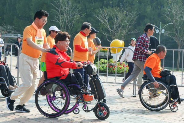 최충규 대덕구청장이 제22회 대청호 마라톤대회 참가자와 같이 마라톤을 즐기고 있는 모습.