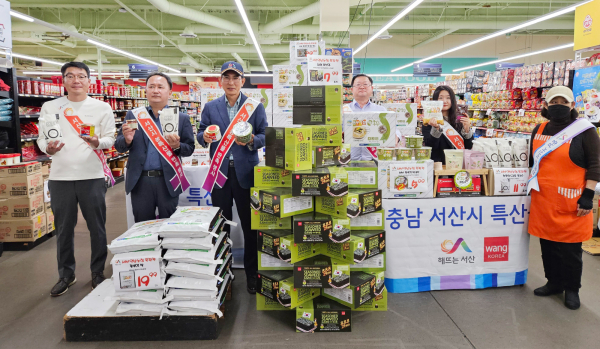지난 14일 이완섭 서산시장이 LA 시온마켓에서 농특산물을 홍보하는 모습