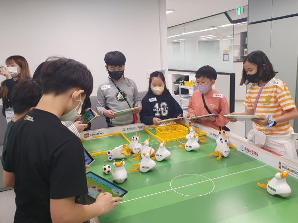 학생들이 천안AI꿈키움터에서 로봇축구를 체험하고 있다