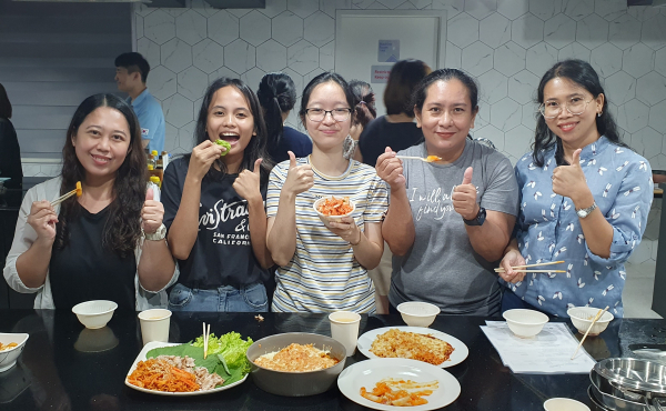 현지인 입맛에 맞춘 K-분식에 매료된 참가자들