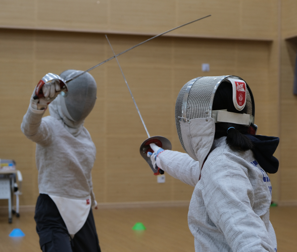나루초 학생들이 펜싱 수업에 참여하고 있다.