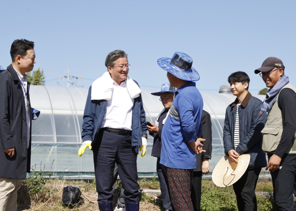 17일 ‘2023년 벼 베기행사’가 개최된 가운데, 정용래 유성구청장(왼쪽, 두 번째)이 농민들의 애로사항을 청취하고 있다.