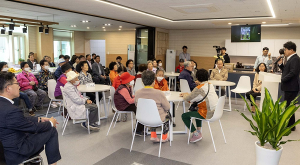 최충규 대덕구청장(사진 오른쪽)이 대덕구 방문의료 지원센터 개소식에서 어르신들께 인사말을 전하고 있다