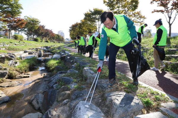 이종욱 농협충남세종본부장과 임직원들은 지속가능한 미래 경영을 위한 플로깅 캠페인 봉사활동을 17일 진행했다.