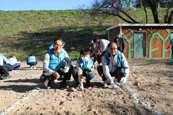 구이저수지 유채종자 파종(한국농어촌공사 이병호 사장(왼쪽 첫번째), 양봉협회 윤화현 회장(오른쪽 첫번째))
