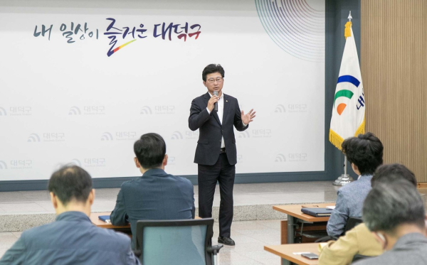 최충규 대덕구청장이 지난 17일 구청 대회의실에서 열린 ‘국가공모사업 수행지원 사업설명회’에 참석해 인사말을 전하고 있다.