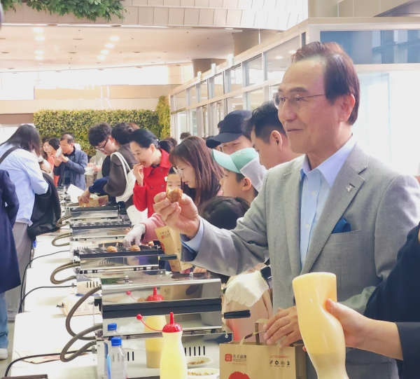지난 3월 호두과자 만들기 체험행사에 참여한 박상돈 천시장/박동혁 기자