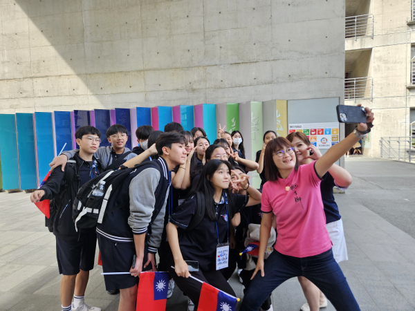 나성중 학생들이 대만TYK학교 교장선생님과 즐거운 시간을 보내고 있다.