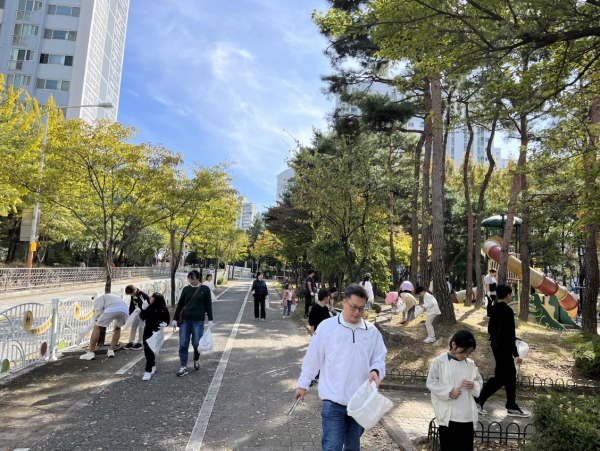대전느리울초, 통학길과 느리울공원에서 쓰담걷기 행사 모습