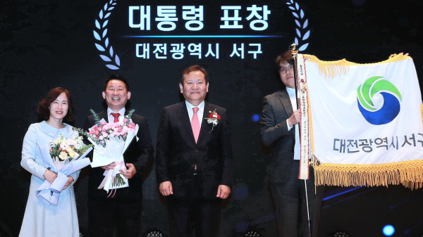 ‘공공데이터 10주년 기념식’에서 ‘2023년 공공데이터 발전 유공 대통령 표창’ 수상 모습