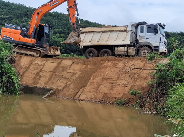 세도면 사동천 제방 응급복구 현장
