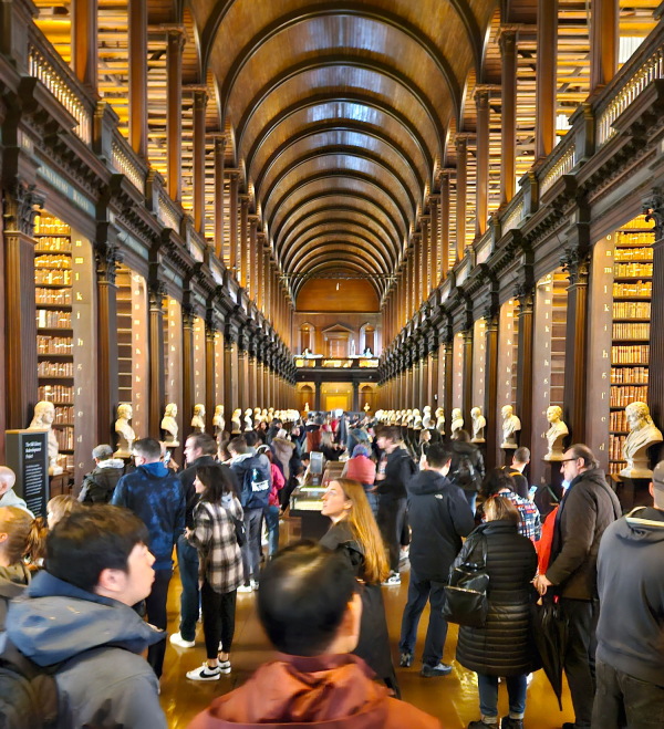 이완섭 서산시장이 19일 트리니티 칼리지 도서관을 보며 견문을 넓히는 모습