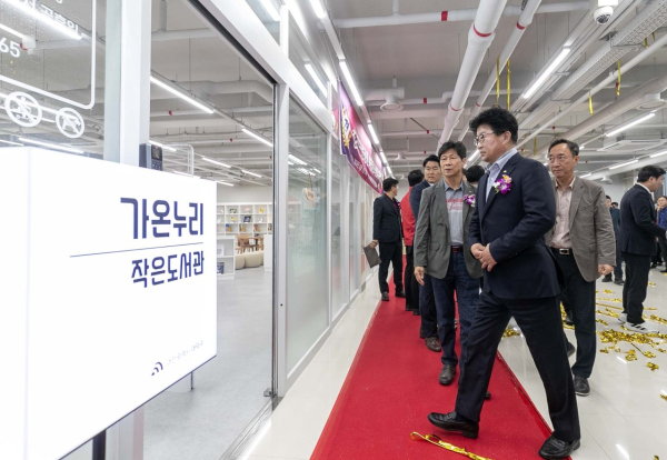 최충규 대덕구청장(사진 오른쪽)이 지난 19일 개관한 중리근린공원 복합문화센터 1층에 위치한 작은도서관을 살펴보고 있다.