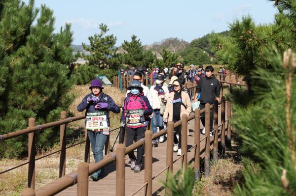 지난 21일 안면도 일원에서 열린 ‘제20회 태안사랑·가족사랑 걷기 대행진’ 참여 모습.