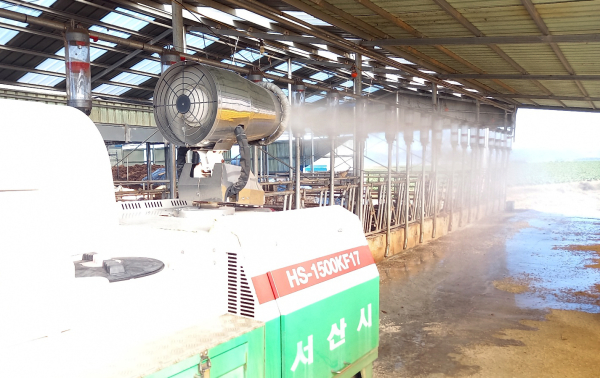 지난 23일 충남 서산시 성연면의 소 사육 농가에서 농장 내부를 방역하는 모습