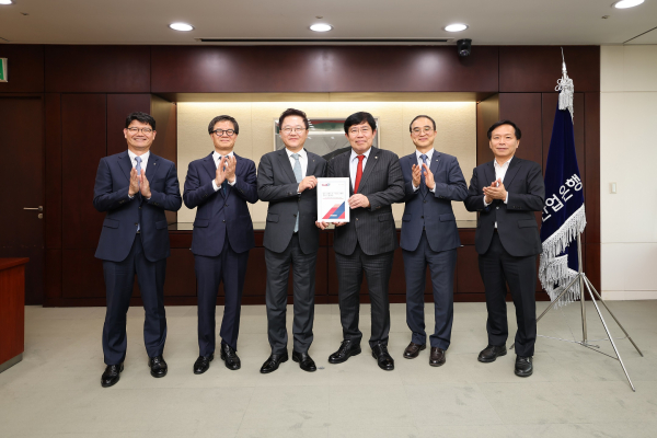 (왼쪽 두 번째부터) 이석봉 대전시 경제과학부시장, 강석훈 산업은행 회장,윤창현 국회의원