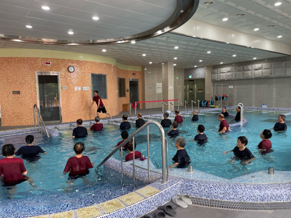 지난 18일 국립산림치유원 수치유센터에서 국가유공자 및 가족들이 ‘수(水’)치유체험‘을 하고 있다.