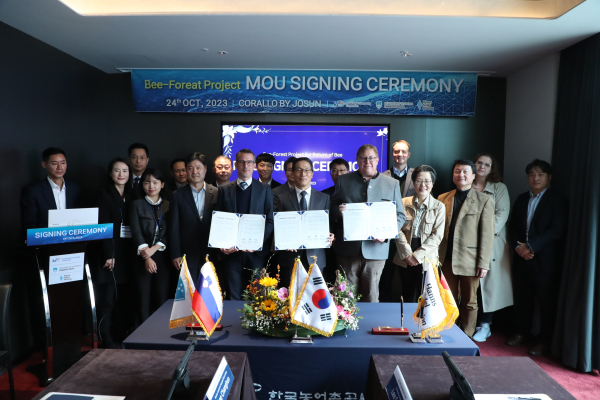 한국농어촌공사-주한 슬로베니아 대사관-한스자이델재단 한국사무소가 24일 밀원 조성 MOU체결 하고 기념촬영