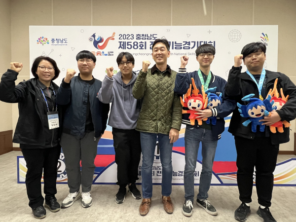 금메달(전기기기/동아마이스터고)(좌1)정은희운영위원장(좌2)남도영 우수,(좌4)주형석 교사(좌5)정성민 동,(좌6)손성우 금