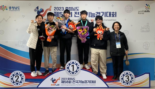 은메달(공업전자기기/동아마이스터고)(우1)정은희운영위원장(우1) 김민혁(우3) 동유예찬(우4) 은 이동수(우5) 우수박진숙교사(우6)