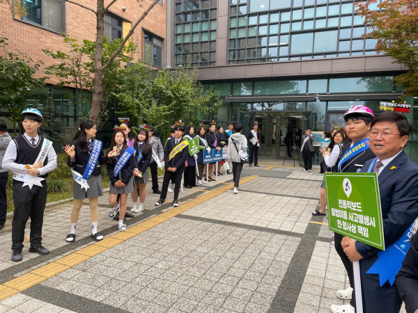 최교진 교육감을 비롯한 학생, 교직원, 경찰서, 녹색어머니회가 25일에 반곡고에서 개인형 이동 장치, 통학로 안전 캠페인을 펼치고 있다.