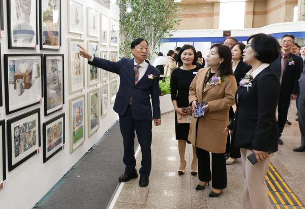 다목적실에서는 초·중·고 27팀의 미술 작품부스전이 펼쳐지고, 로비에서는 7팀의 기획전, 야외광장에서는 1팀의 입체조형작품이 전시를 둘러보는 설동호 교육감