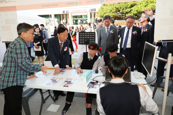 다목적실에서는 초·중·고 27팀의 미술 작품부스전이 펼쳐지고, 로비에서는 7팀의 기획전, 야외광장에서는 1팀의 입체조형작품이 전시를 둘러보는 설동호 교육감