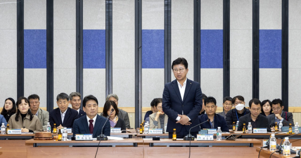 최충규 대덕구청장이 지난 24일 구청 대회의실에서 열린 공약사업주민평가단 회의에 참석해 인사말을 전하고 있다.