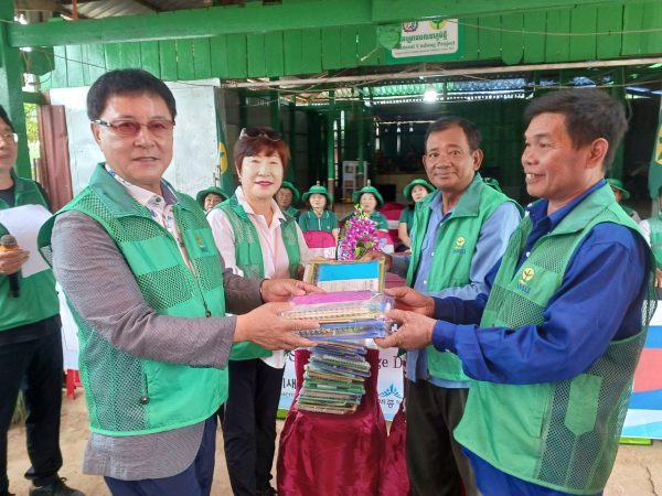 세종시와 자매 지역인 캄보디아 바탐방주 삼롱마을에서 ‘마을회관 리모델링 및 후원물품 전달식 개최